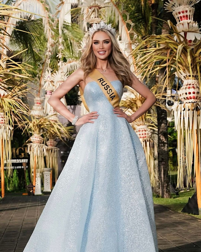 Được biết, người đẹp xứ bạch dương đã bỏ tiền tiết kiệm để tự bình chọn.