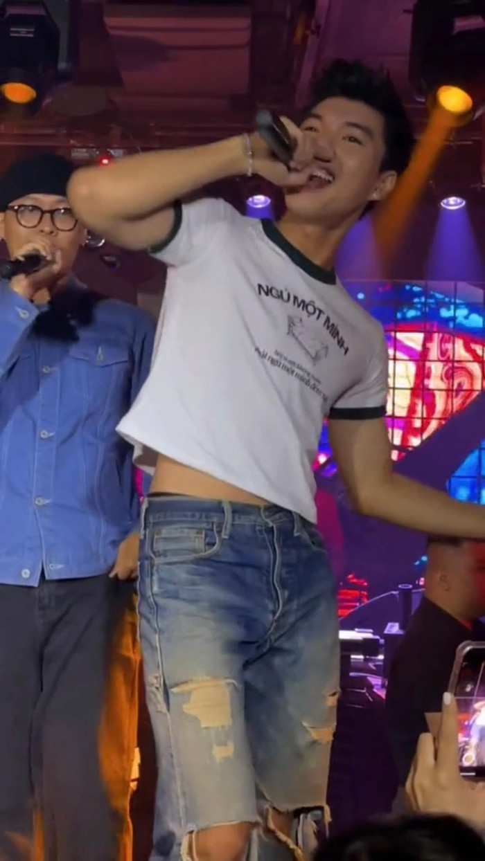 Trang phục đi diễn có phần táo bạo của HIEUTHUHAI