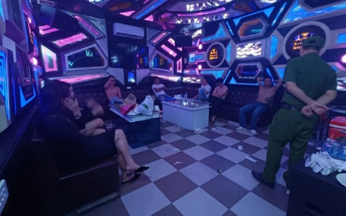 Đột kích quán karaoke, bắt quả tang nhóm nam nữ đang 'thác loạn' Ảnh 2