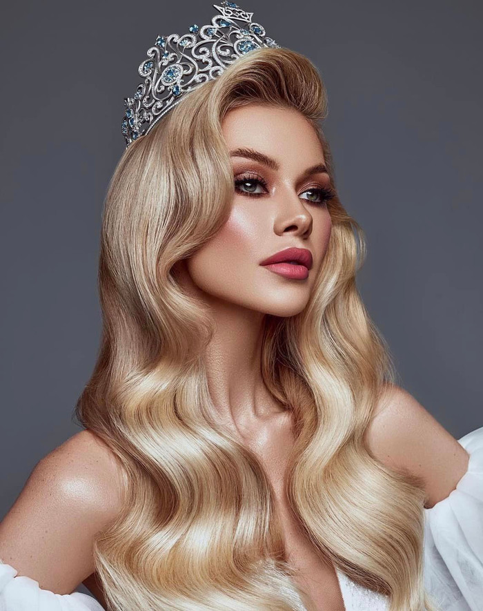 Viktoria Apanasenko - đại diện Ukraine năm nay 28 tuổi. Cô hiện là một người mẫu chuyên nghiệp và tình nguyện viên năng nổ tại Ukraine.