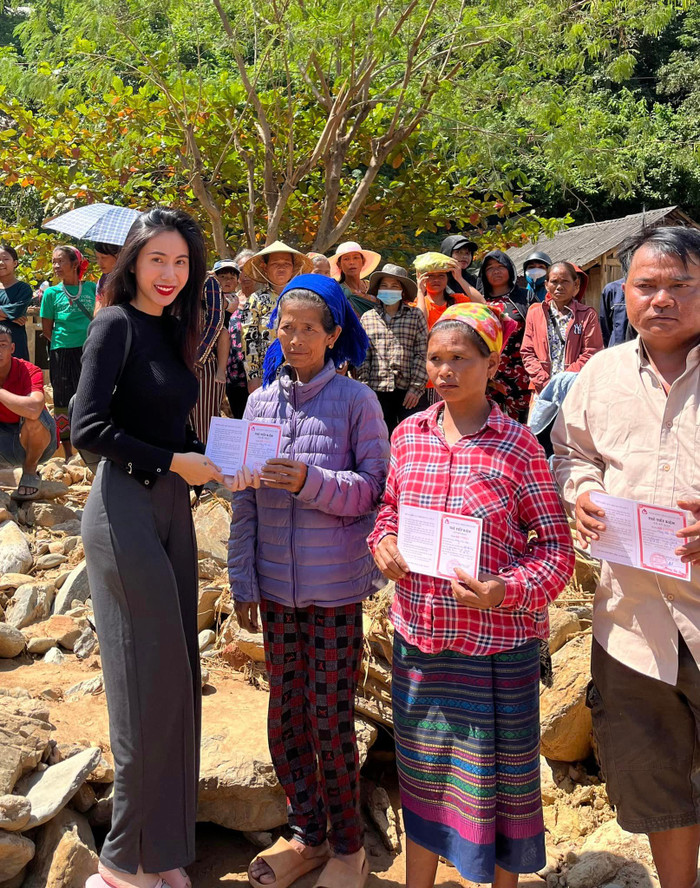 Thùy Tiên chăm chỉ đi làm từ thiện.