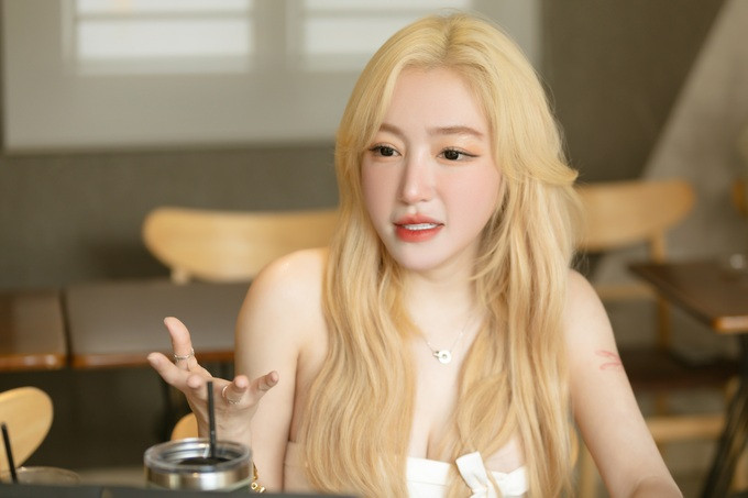 Elly Trần tại buổi gặp gỡ truyền thông sau ồn ào.