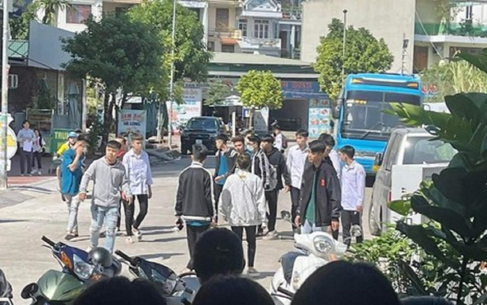 Nhóm học sinh cấp 3 hỗn chiến trong quán cà phê ở Quảng Ninh Ảnh 2