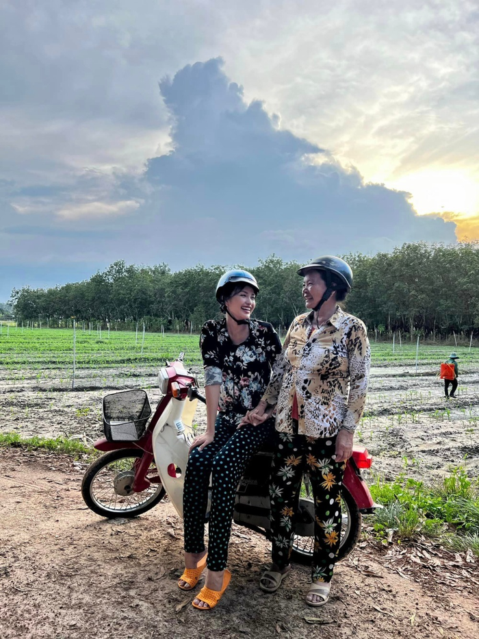 Xa rời váy áo lộng lẫy của một hoa hậu, người đẹp sinh năm 1994 hoà mình với khung cảnh tại quê nhà làm nhiều người phải xúc động.&nbsp;