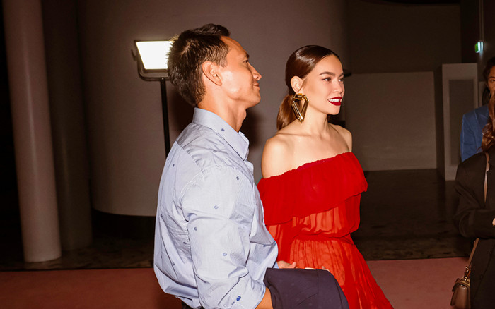 Sau 'comeback' ca hát, Kim Lý tình tứ 'hộ tống' Hà Hồ sang Úc Ảnh 2