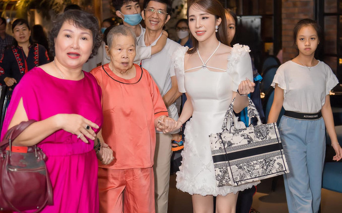 Mang túi xách sang chảnh nhưng 'cá sấu chúa' Quỳnh Nga bị dân mạng bóc mẽ điểm này Ảnh 2