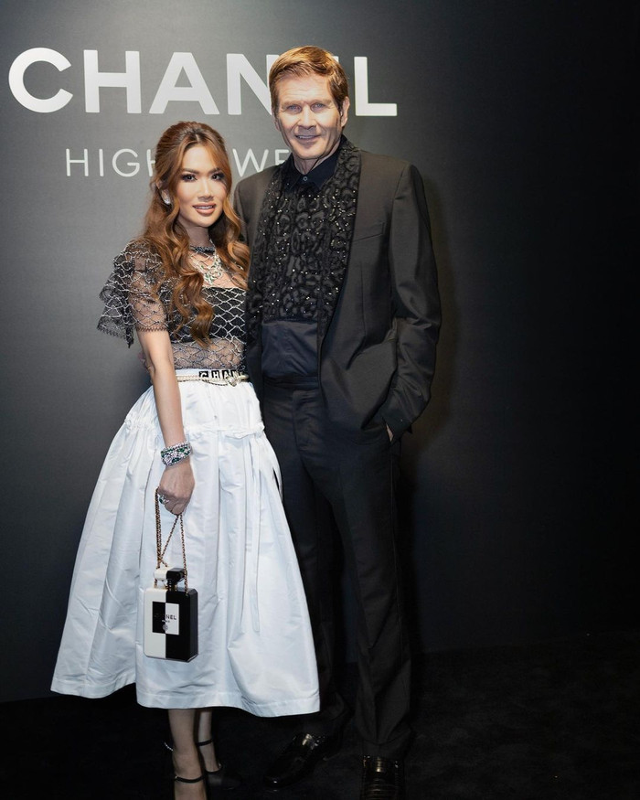 Mimi thường được chồng tháp tùng đi các sự kiện lớn. 