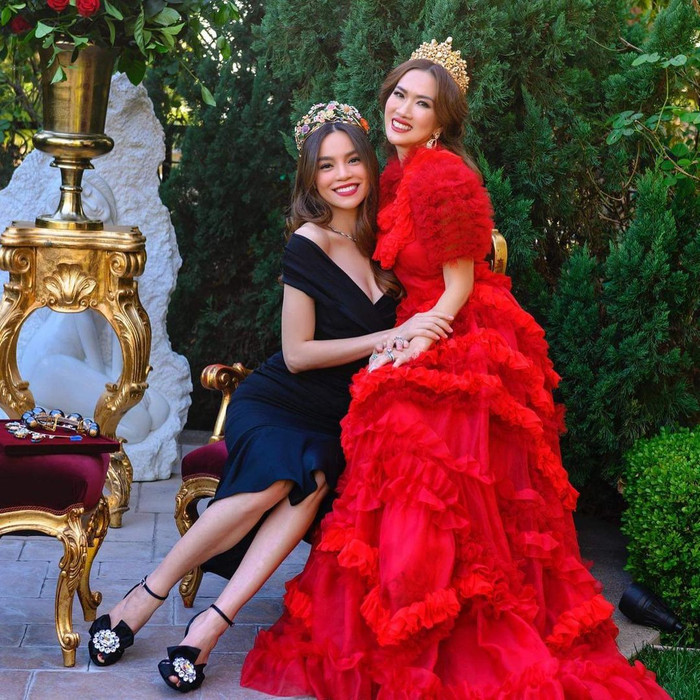 Mimi Morris cùng Hồ Ngọc Hà trong một bữa tiệc sinh nhật theo phong cách Dolce & Gabbana từng gây sốt mạng xã hội. Buổi tiệc được trang trí hoàn toàn bằng hoa tươi màu đỏ và có sự xuất hiện của nhiều nhân vật quyền lực nước Mỹ cũng như một số ngôi sao giải trí đến từ Việt Nam. 