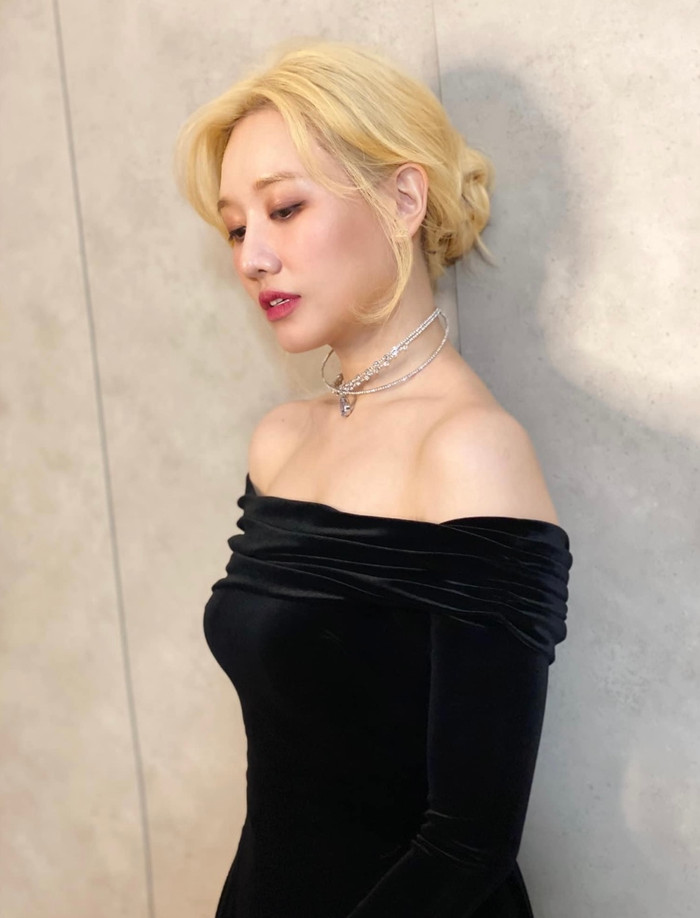 Hari Won tiết lộ đang bị liệt mặt trái, không thể cười tươi. 