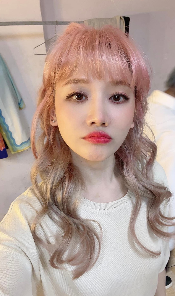 Thời gian qua, Hari Won đi về giữa Việt Nam và Hàn Quốc kết hợp làm việc và chữa trị căn bệnh liệt cơ mặt. 