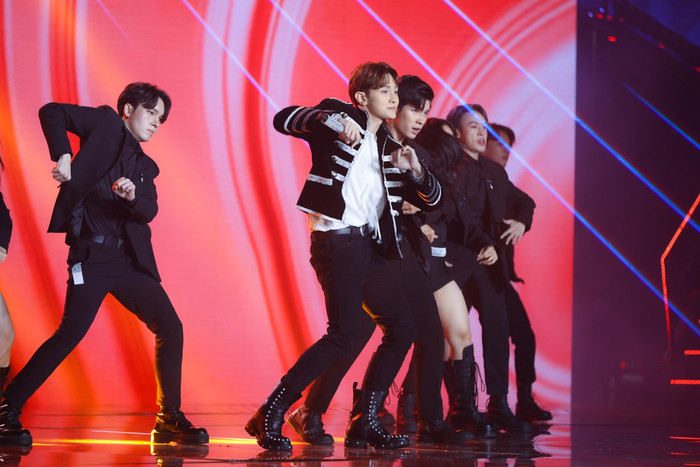 Nam ca sĩ đã mang bài hát Holla Holla đến chương trình với sự hỗ trợ của DJ Hanmin