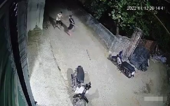 Nhắc nhở thanh niên tiểu bậy trước nhà, người đàn ông không ngờ đến hậu quả Ảnh 2