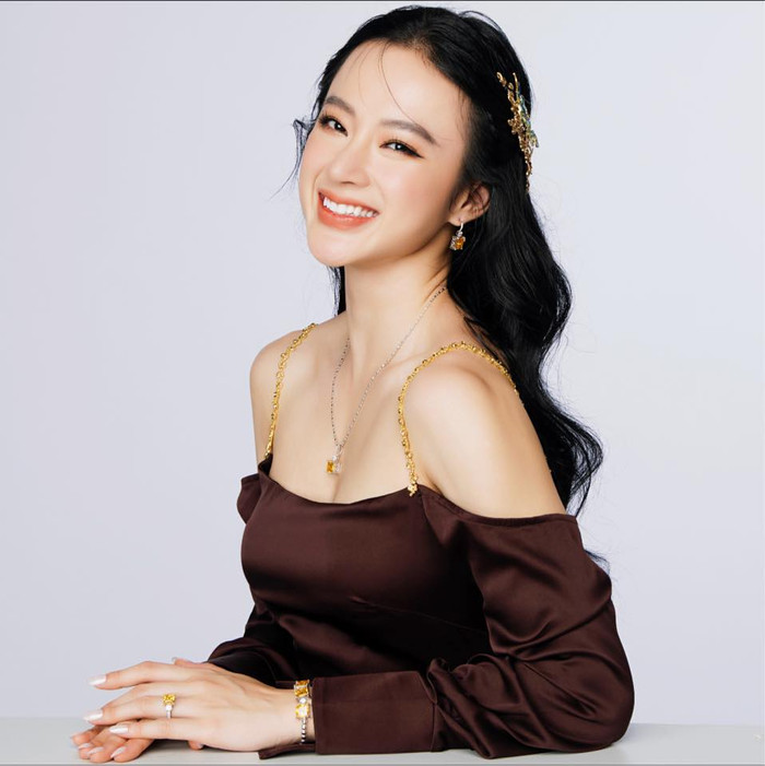 Tuy nhiên nhiều người hâm mộ đã lên tiếng bênh vực cô nàng và cho rằng nữ diễn viên vẫn duy trì được vẻ xinh đẹp, ngọt ngào như trước đây