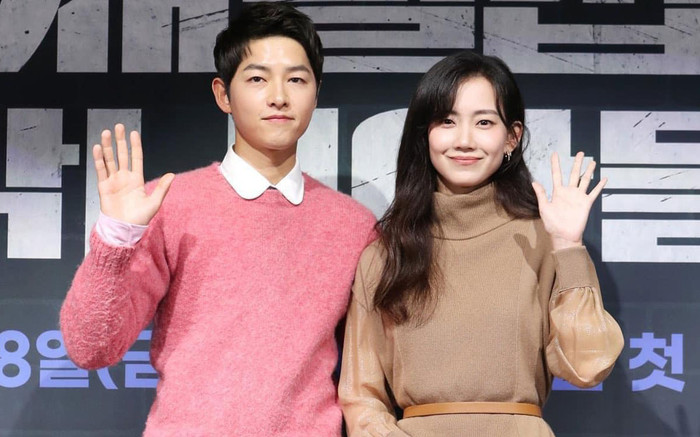 Hậu ly hôn Song Hye Kyo, Song Joong Ki công khai thể hiện tình cảm với 'người mới' Ảnh 2