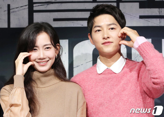 Hậu ly hôn Song Hye Kyo, Song Joong Ki công khai thể hiện tình cảm với 'người mới' Ảnh 4