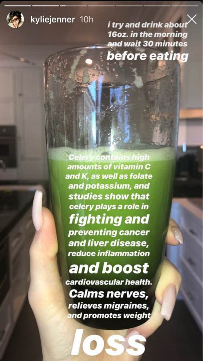 Kylie Jenner cũng uống nước ép cần tây mỗi sáng để dưỡng da, giữ dáng.