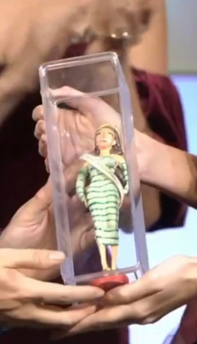 Hết hoa hồng vàng, Miss Grand 2022 lại bị tặng búp bê mô hình 'xấu đau đớn': Không thể kém sang hơn Ảnh 2