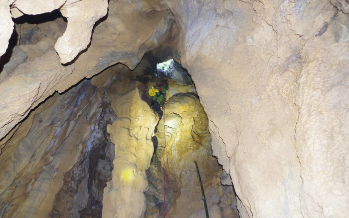 Phát hiện bộ xương người bên trong bao tải nằm sâu trong hang đá Ảnh 2