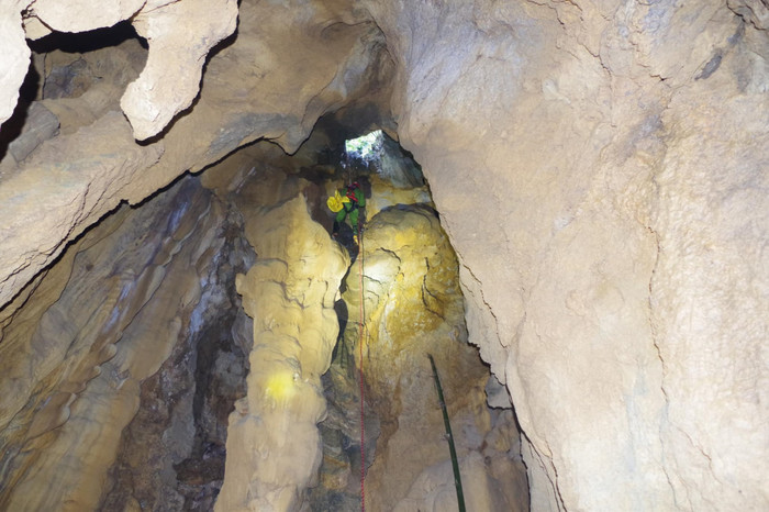 Lực lượng chức năng tiếp cận hiện trường bên trong hang đá