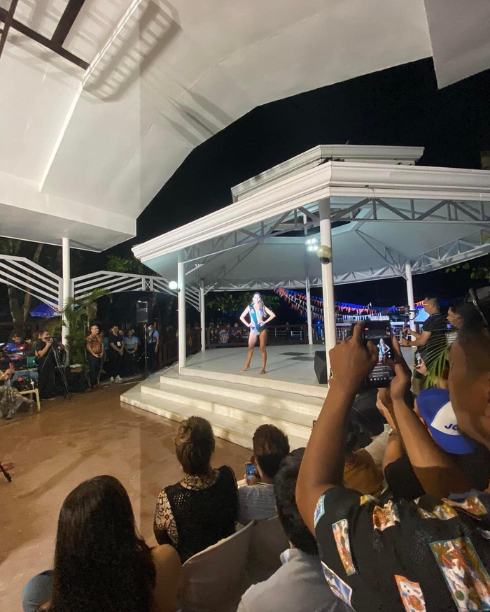 Đáng lẽ Top 80 thí sinh sẽ được catwalk tại một sân khấu gần biển. Tuy nhiên vì thời tiết xấu nên BTC cuộc thi đã quyết định di dời qua phương án dự bị, một chỗ có mái che tạm bợ để đảm bảo buổi diễn được diễn ra đúng với lịch trình.