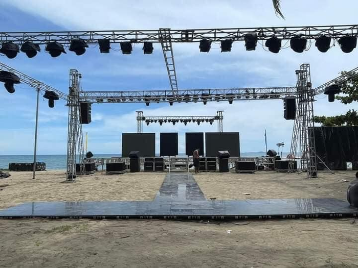 Sân khấu mà các thí sinh sẽ được diễn bikini nếu không bị ảnh hưởng bởi thời tiết.