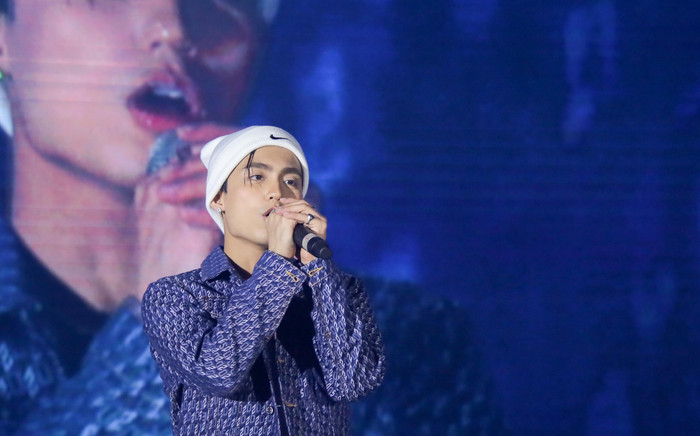 Bắt trọn hình ảnh MONO biểu diễn trên sân khấu, nhan sắc nổi bật dù đứng trong điều kiện thiếu sáng Ảnh 2