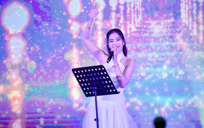 Dân mạng nói về Nam Em: 'Cô gái ấy hợp ánh đèn sân khấu hơn là hào quang vương miện' Ảnh 2