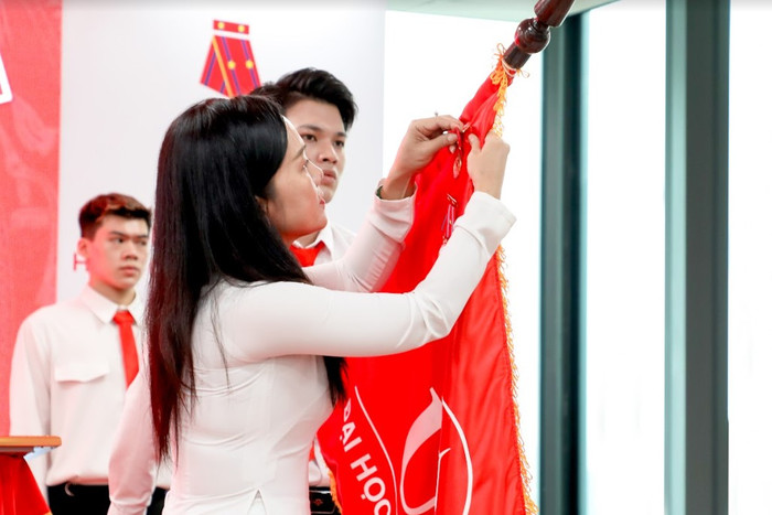 Nhà trường vinh dự đón nhận Huân chương lao động hạng Nhì do Chủ tịch nước trao tặng nhân dịp Ngày nhà giáo Việt Nam (20/11/2022)