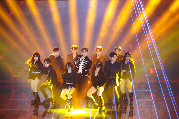 Nam ca sĩ đã thể hiện ca khúc Holla Holla