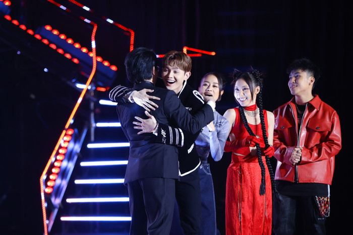 Roy Nguyễn ngay lập tức ôm nhà sản xuất Joo Castle để chia sẻ niềm vui