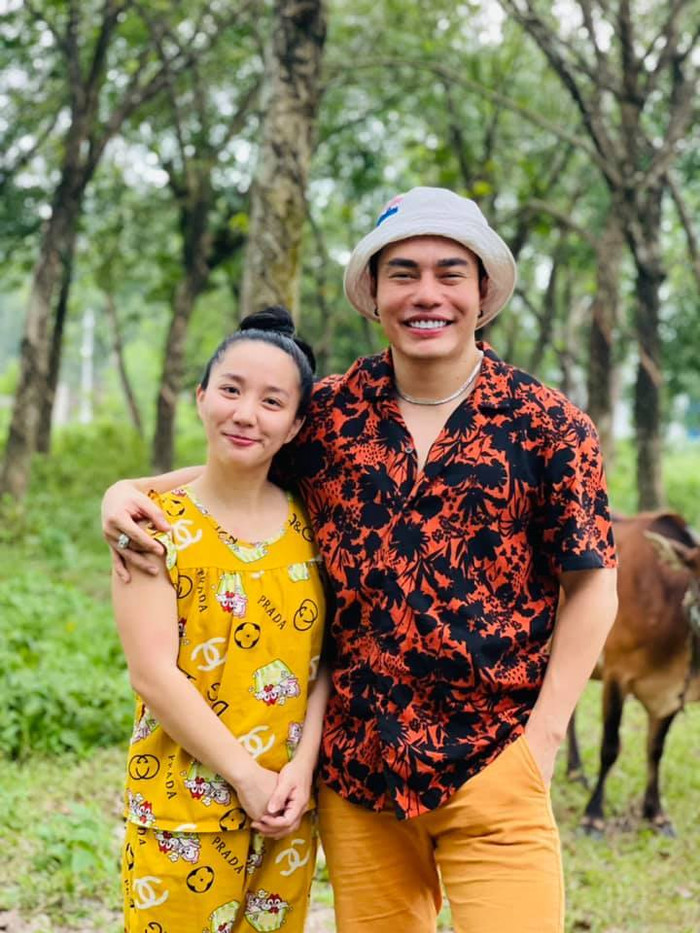 Anh thường xuyên chia sẻ những khoảnh khắc đời thường của vợ con, gia đình và công việc lên mạng xã hội và nhận được sự quan tâm từ phía cư dân mạng. 