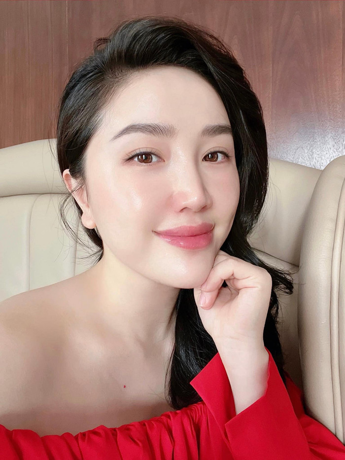 Làn da căng bóng, mịn màng như da em bé của 'công chúa bong bóng' ở tuổi 34 khiến fan hâm mộ phải trầm trồ. 