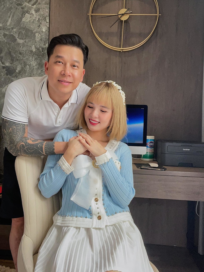 Dù là mẹ bỉm hai con, thế nhưng nhan sắc của bà xã Lê Hoàng vẫn khiến netizen trầm trồ.