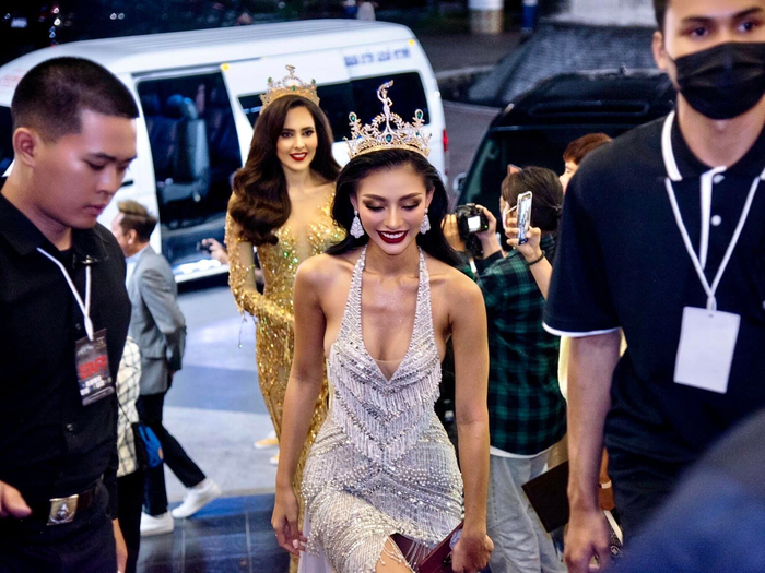 Á hậu 2 Andina Julie - đến từ Indonesia dần được ưu ái hơn sau khi công chúng tại quê nhà của cô yêu cầu Miss Grand hãy đăng hình của người đẹp nếu không họ sẽ nhấn nút 'unfollow'. Tuy nhiên, Á hậu người Indonesia vẫn không được tham gia nhiều hoạt động như Pich Tovey và Roberta Tamondong. 