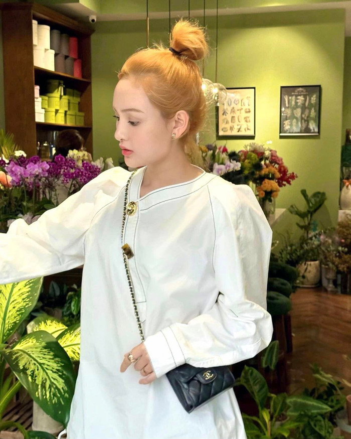 Nhà trường đã đưa ra quyết định loại bỏ nữ ca sĩ khỏi danh sách vì nhiều sinh viên phản ứng tiêu cực về khách mời này bởi liên quan đến ồn ào trước đó.