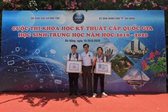 Thầy Long cùng học sinh của mình tại cuộc thi khoa học kỹ thuật Quốc gia năm 2019-2020 (Ảnh: NVCC).
