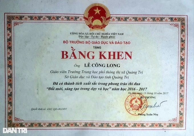 Thầy Long được Bộ trưởng Bộ GD&ĐT tặng Bằng khen vì có thành tích xuất sắc trong phong trào thi đua 'Đổi mới, sáng tạo trong dạy và học' (Ảnh: Tiến Thành).