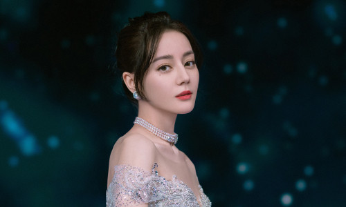 Tranh cãi bùng nổ giữa fan Địch Lệ Nhiệt Ba và Triệu Lộ Tư: Đều là sao nữ đang hot cớ sao lại so đo? Ảnh 3