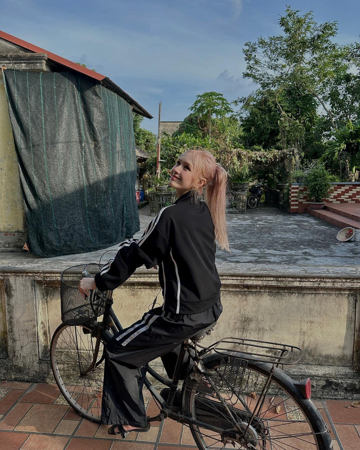Không còn xuất hiện bên cạnh những chiếc xế hộp tiền tỷ, cô nàng hồn nhiên tạo dáng bên xe đạp, nhưng visual vẫn khiến netizen phải xuýt xoa.