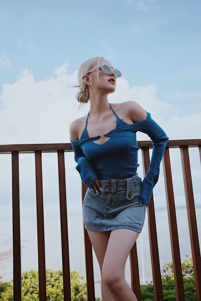 Khi ra đường 'cháy phố' cùng bạn bè Xoài Non luôn mặc những bộ đồ cắt xẻ táo bạo nhất. 