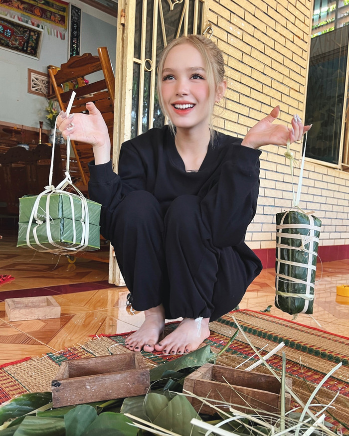 Cô nàng vui vẻ quây quần cùng gia đình gói bánh chưng đón Tết.  