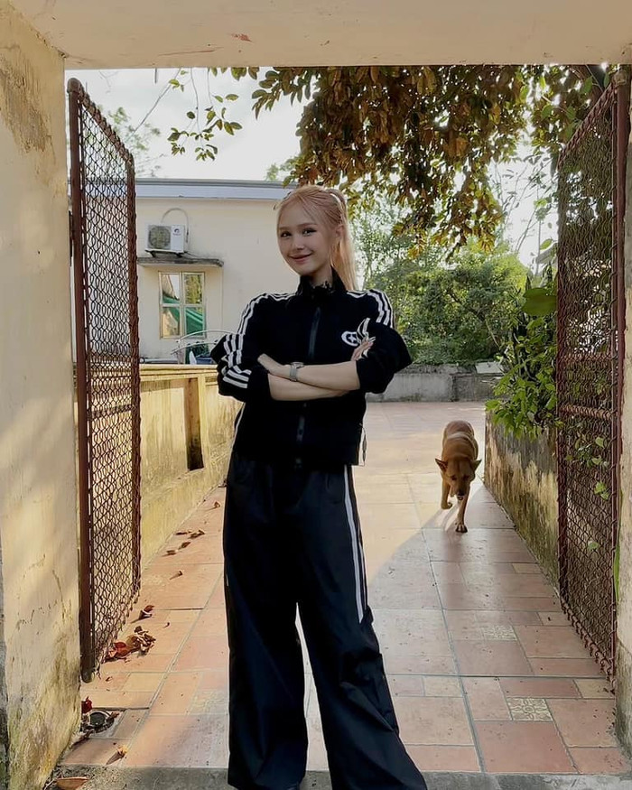 Dù làm dâu hào môn nhưng Xoài Non gần như không chịu nhiều áp lực phải thay đổi phong cách sang chảnh mọi lúc mọi nơi để giữ hình ảnh như các người đẹp khác. Ngược lại, có vẻ sự mộc mạc, chân thành của Xoài Non càng làm cho gia đình Xemesis yêu thương cô dâu nhỏ này hết mực. 