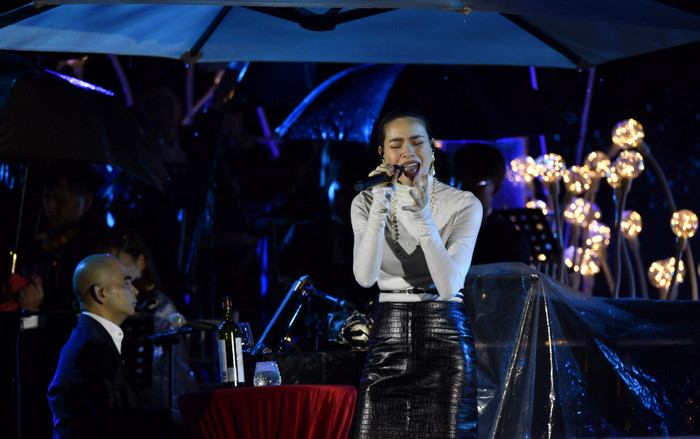 Hồ Ngọc Hà hát dưới trời mưa trong đêm nhạc Đức Trí: 'Đêm nghe tiếng mưa' phiên bản tả thực là đây! Ảnh 2