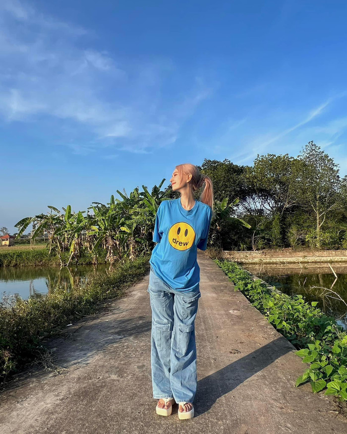 Xoài Non khoe khoảnh khắc giản dị khi về thăm quê.