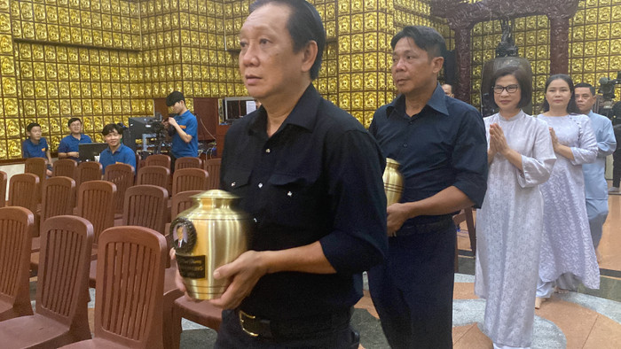 Nghệ sĩ Việt Hương, Quang Lê viếng cố nhạc sĩ Lam Phương Ảnh 1