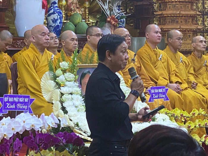 Đại diện gia đình đọc lời cảm ơn đến khán giả, bạn bè, thân hữu gần xa.