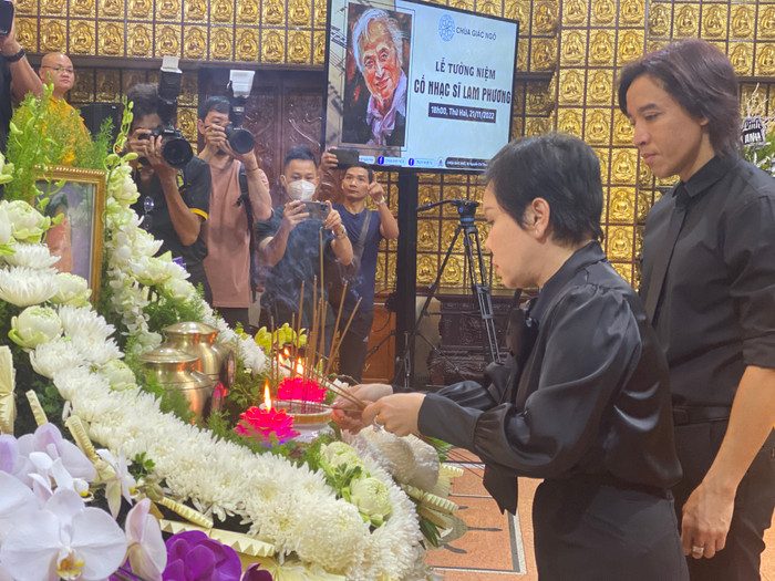 Vợ chồng nghệ sĩ Việt Hương tại buổi viếng cố nhạc sĩ tối 21/11.