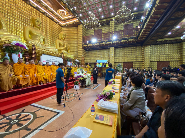 Gia đình, bạn bè, thân hữu cùng khán giả gần xa đến tham dự buổi lễ tưởng niệm cố nhạc sĩ Lam Phương sau gần 2 năm qua đời.