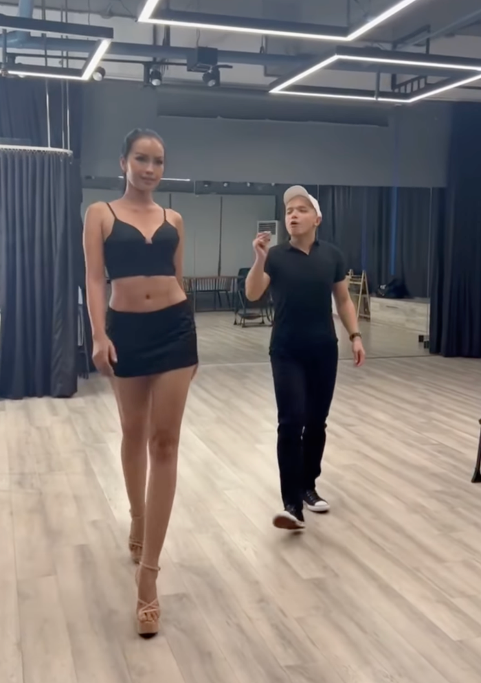 Ngày đầu tại Philippines: Ngọc Châu lập tức luyện catwalk, thần thái ngút ngàn trước ống kính Ảnh 4