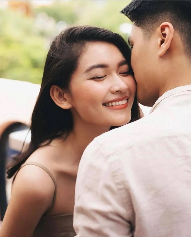 Thùy Dung khoe ảnh ngọt ngào bên vị hôn phu